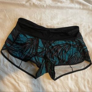Lululemon speed short size 6 Palm Lace Tofino